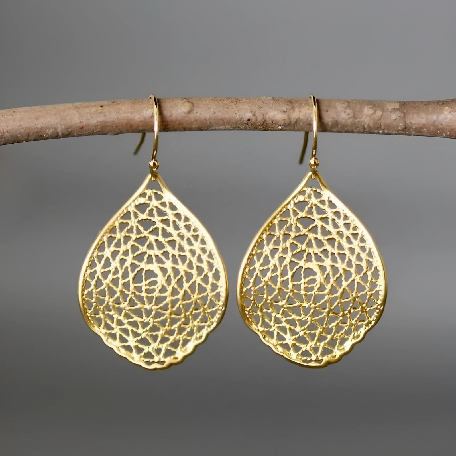 Gold-coloured drop pendant earrings with hollow retro leaf design