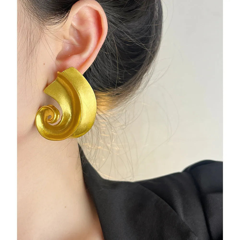 Geometric alloy ear studs with gold or silver electroplated finish, measuring 5cm with retro design