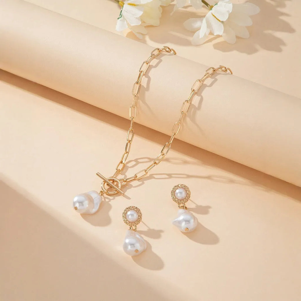 Gold-coloured retro baroque necklace and earring set with pearl decorative elements for women