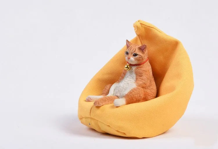 Lazy cat model ornament with sofa on car dashboard, 7.5cm high resin decoration.