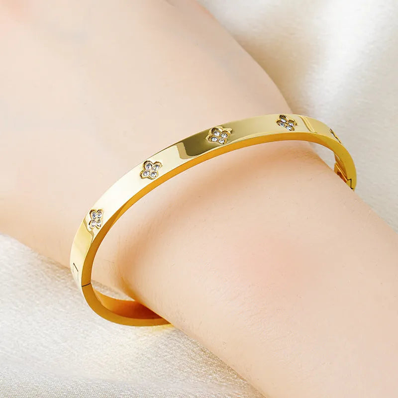 European and American four-leaf clover diamond bracelet in stainless steel with electroplated finish, available in gold, rose gold, or steel
