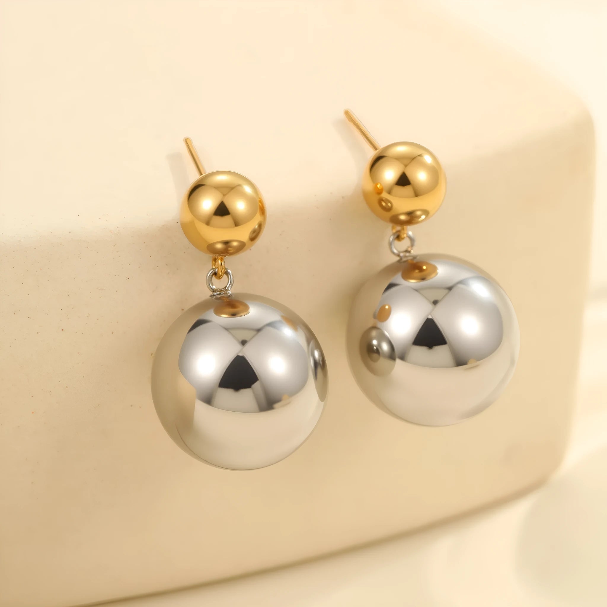Women's geometric ear studs with round beads in NMSE-J624-3 colour-block finish