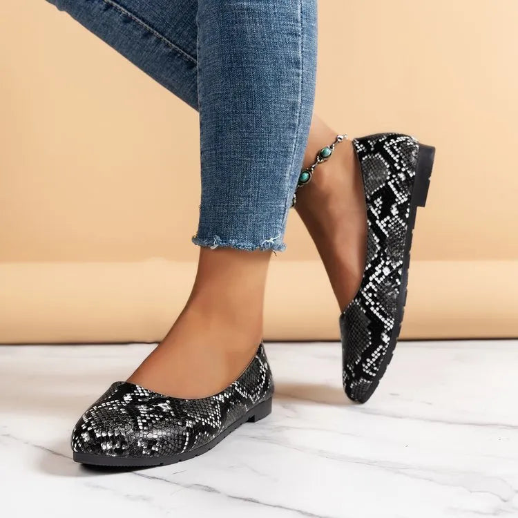 Women's flat pointed toe casual pumps in black with flat heel and rubber sole for leisure wear