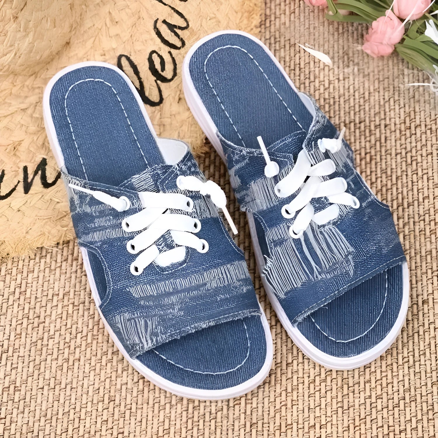 Blue canvas Roman-style slippers for women with a rubber sole.