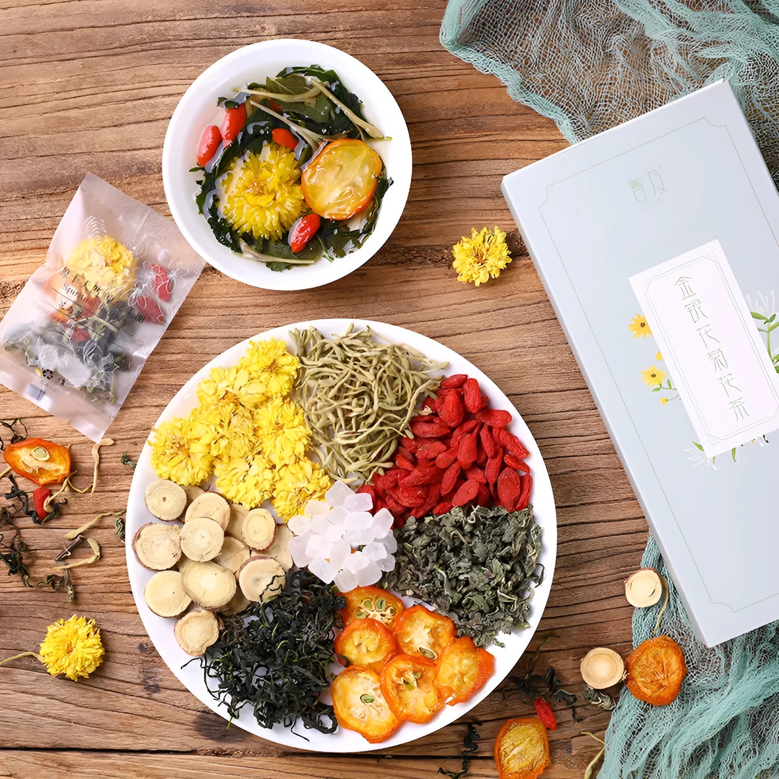 Box of honeysuckle chrysanthemum tea with 15 individual sachets, net weight 150g.