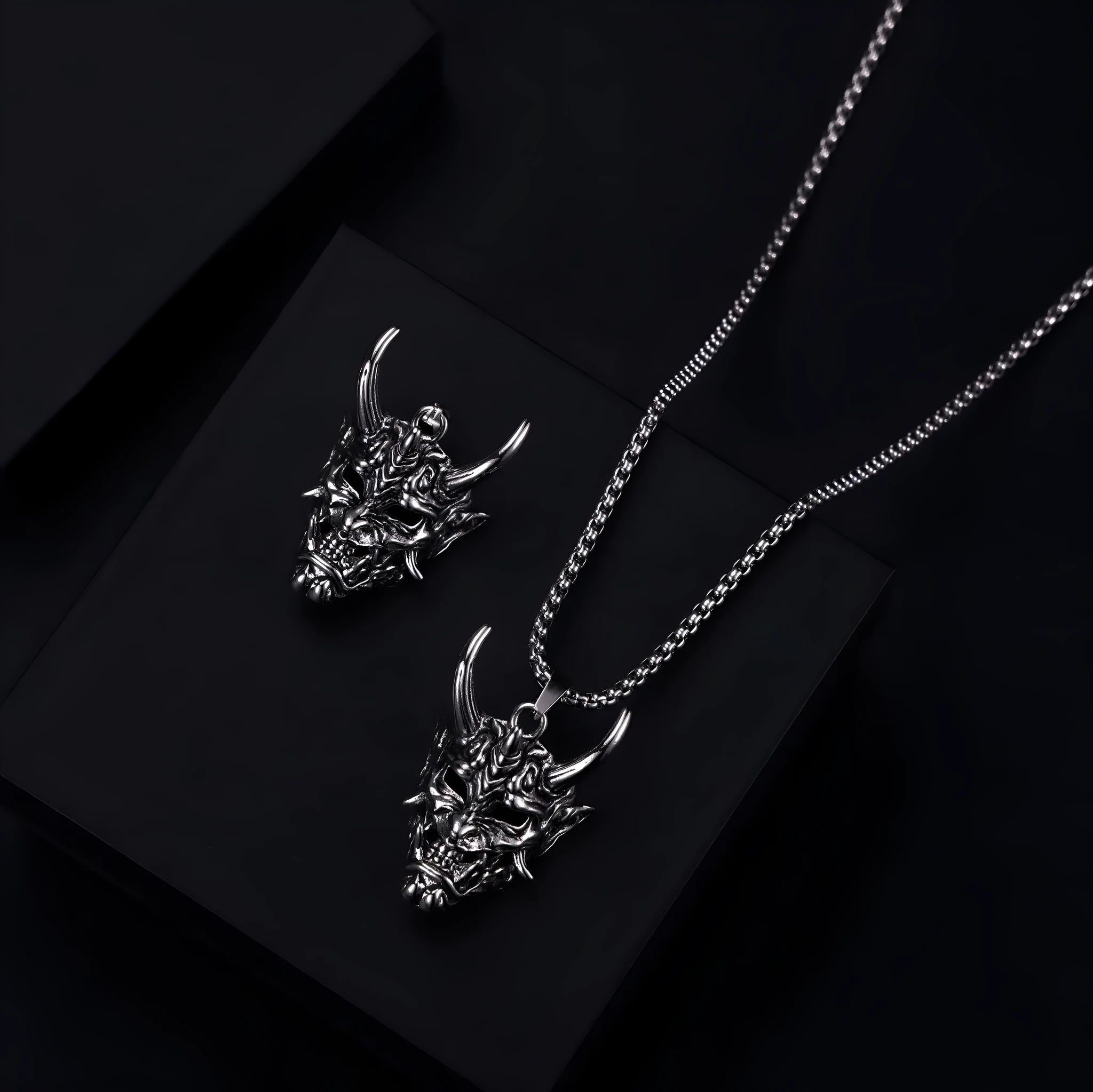Men's vintage silver necklace with large 40mm x 27mm x 20mm zinc alloy pendant