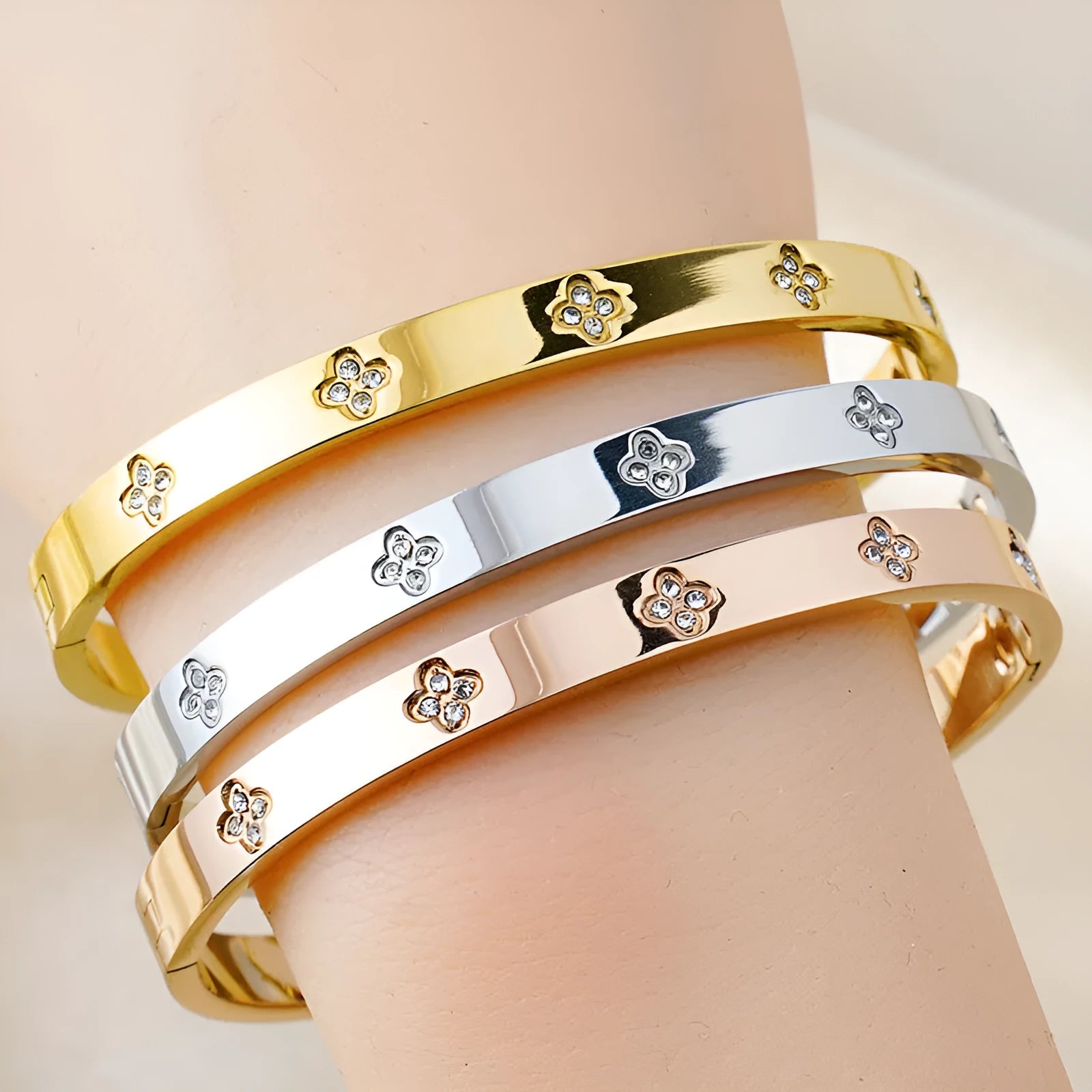 European and American four-leaf clover diamond bracelet in stainless steel with electroplated finish, available in gold, rose gold, or steel
