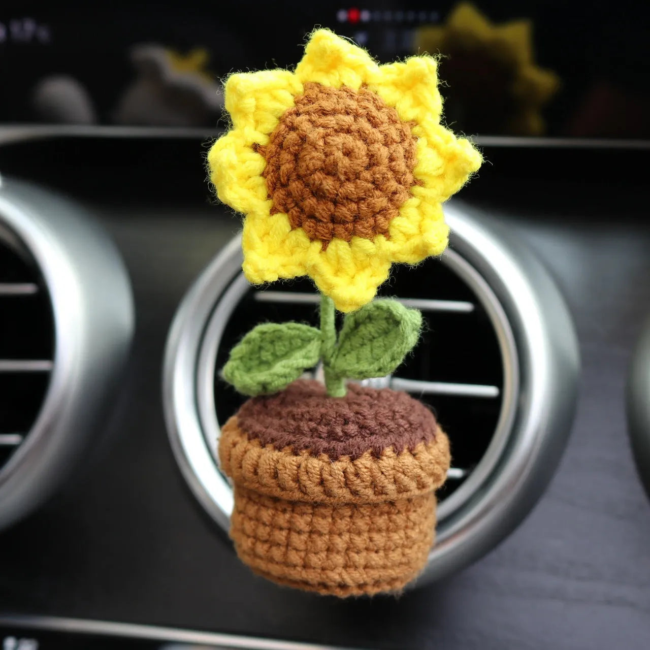 Car air vent clip-on aromatherapy diffuser with wool potted plant design measuring 4 by 8 centimetres