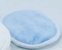 Set of four red and four blue velvet makeup remover pads next to a white cotton mesh bag.