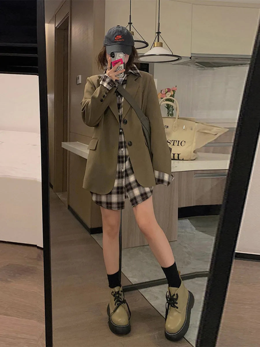 Korean style solid colour suit jacket with regular long sleeves and pocket detailing