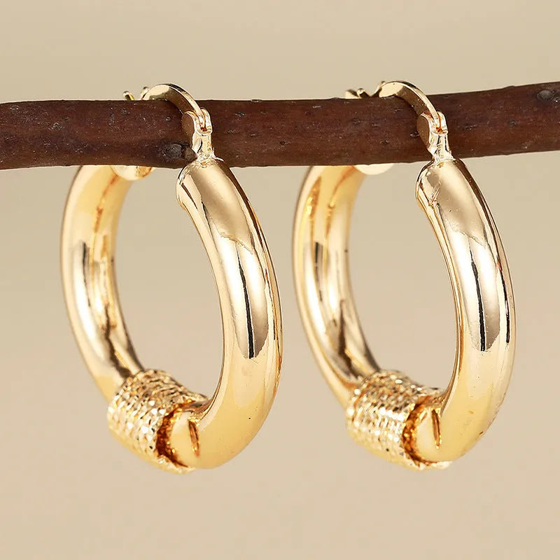 Geometric copper women's earrings with ring and line elements in golden colour
