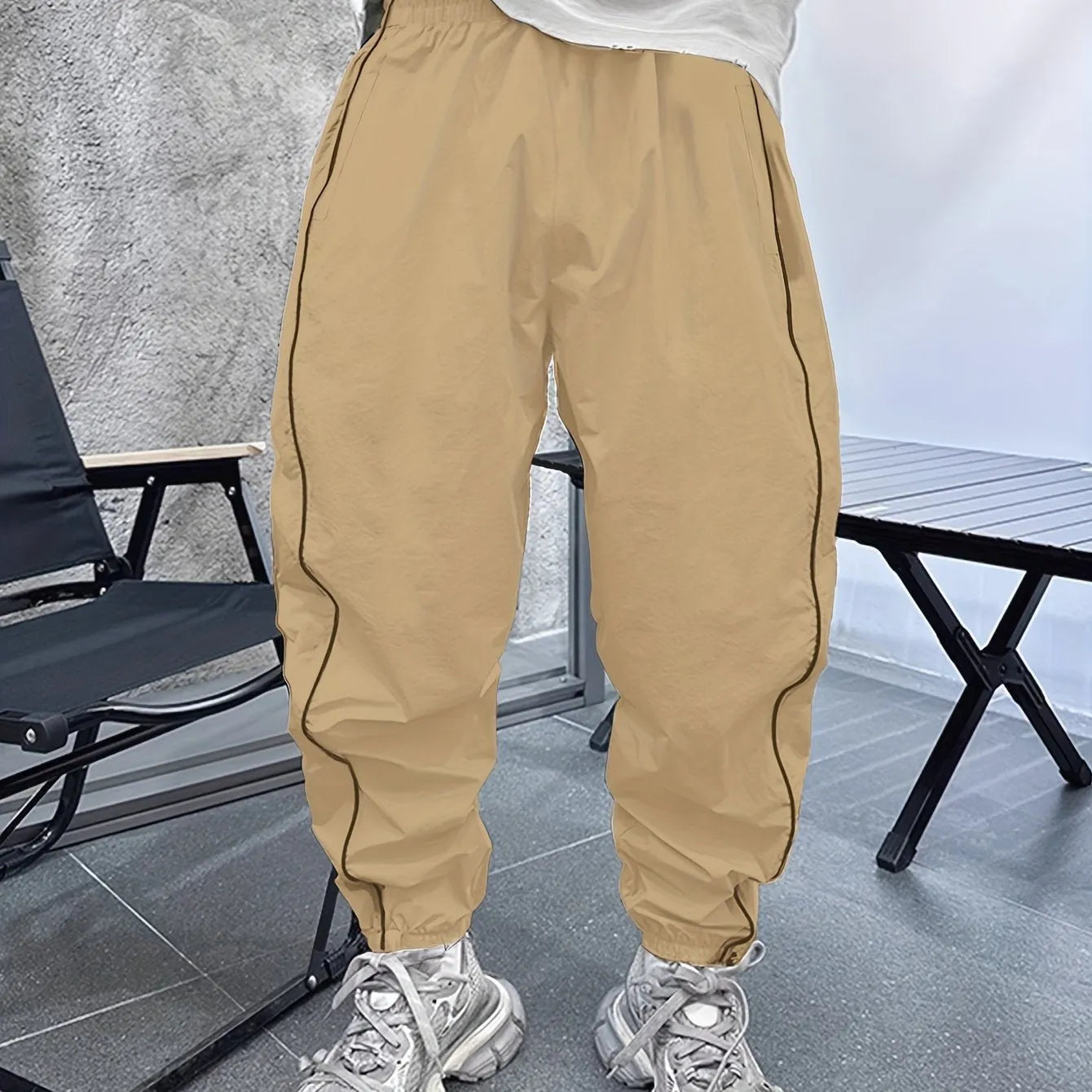 Man wearing blue bamboo fibre cropped sports trousers with a loose fit and high elasticity.
