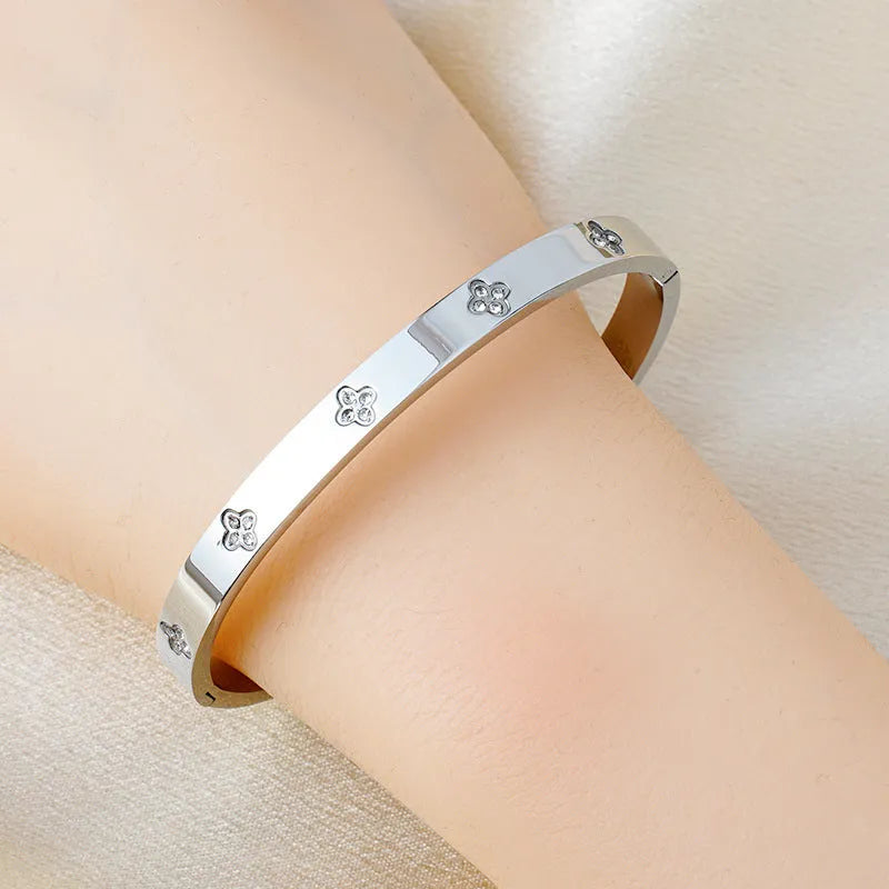 European and American four-leaf clover diamond bracelet in stainless steel with electroplated finish, available in gold, rose gold, or steel