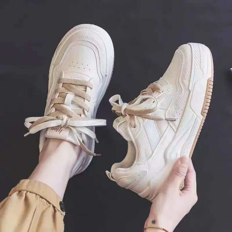 Women's low-top casual sneakers with height-increasing rubber soles in beige or pink colours
