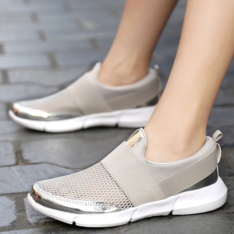 Low-cut women's casual sneaker in blue with mesh lining and lightweight PU midsole.