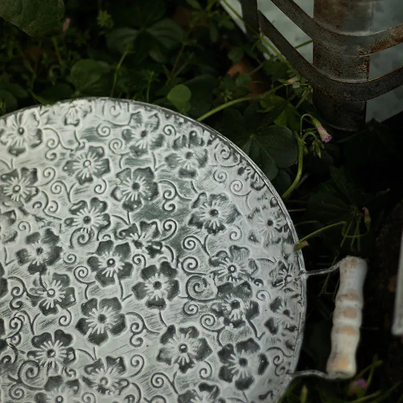 Round wrought iron storage tray in European style with metallic finish