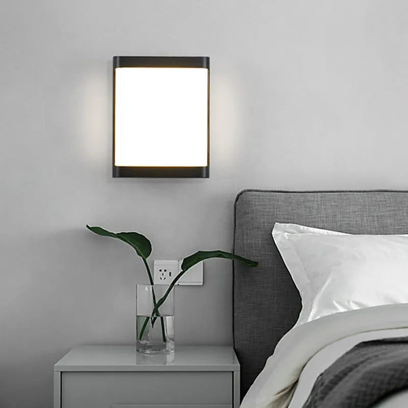 IP65 outdoor LED wall light with aluminium housing measuring 200x160mm