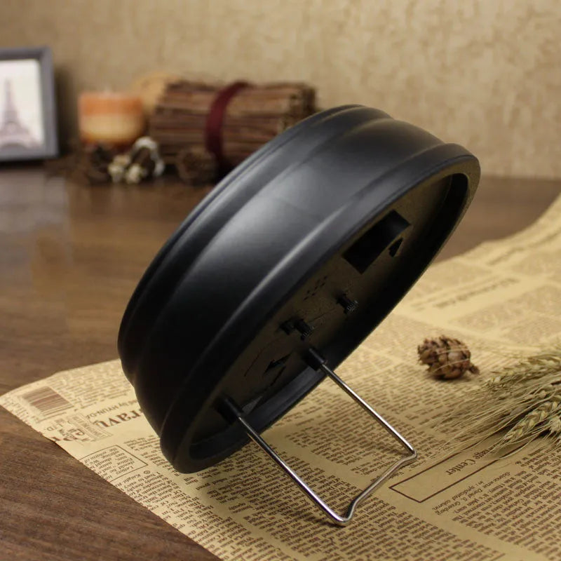 European style retro desk clock with round plastic shell and silent alarm functionality