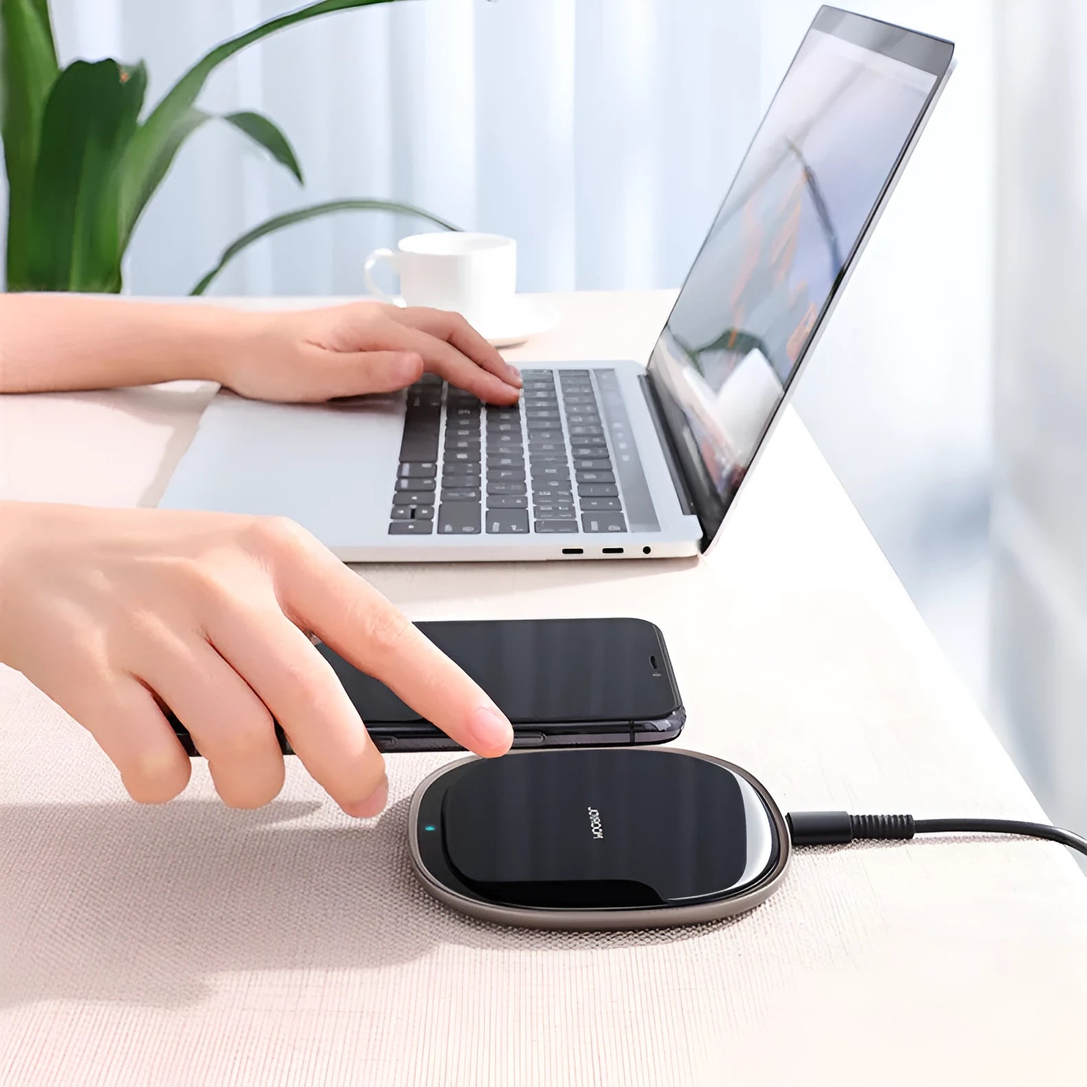 Black or white 15W Qi wireless phone charger with zinc alloy body and glass top.