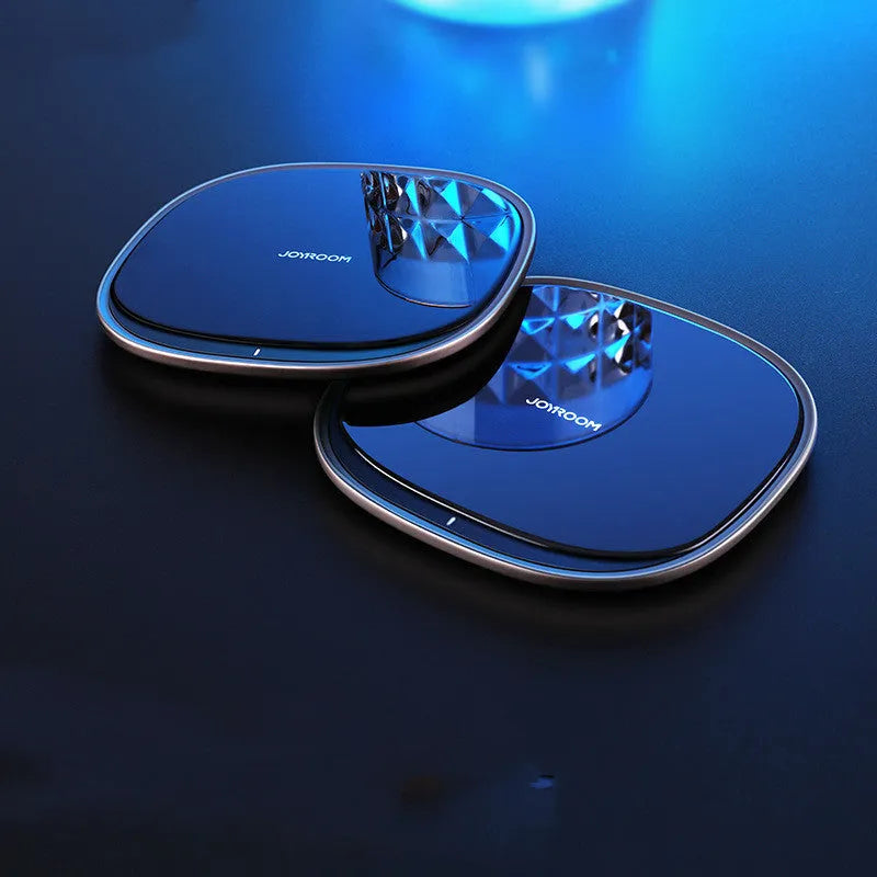 Black or white 15W Qi wireless phone charger with zinc alloy body and glass top.