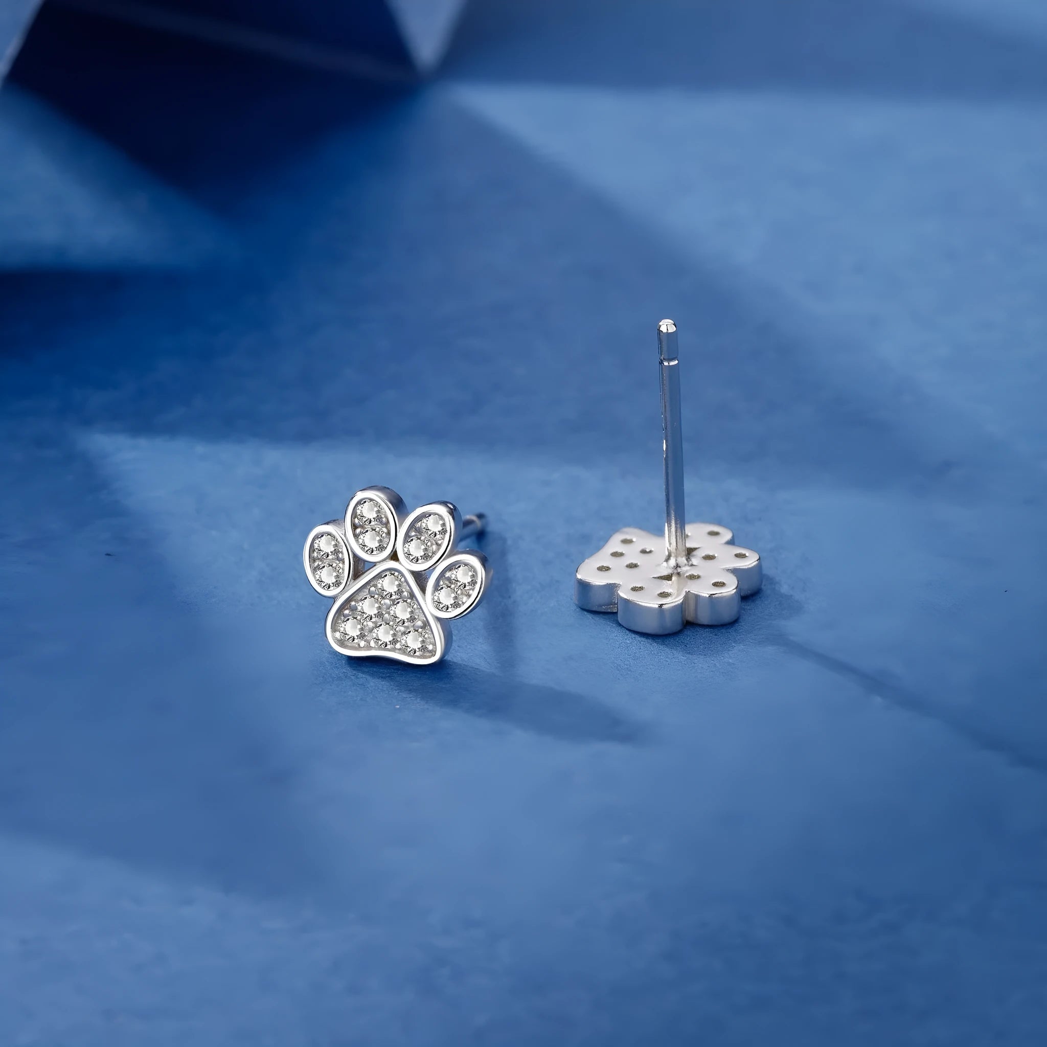 Pair of 925 sterling silver cat's paw stud earrings with full zircon surface, silver colour, 1.5 cm diameter