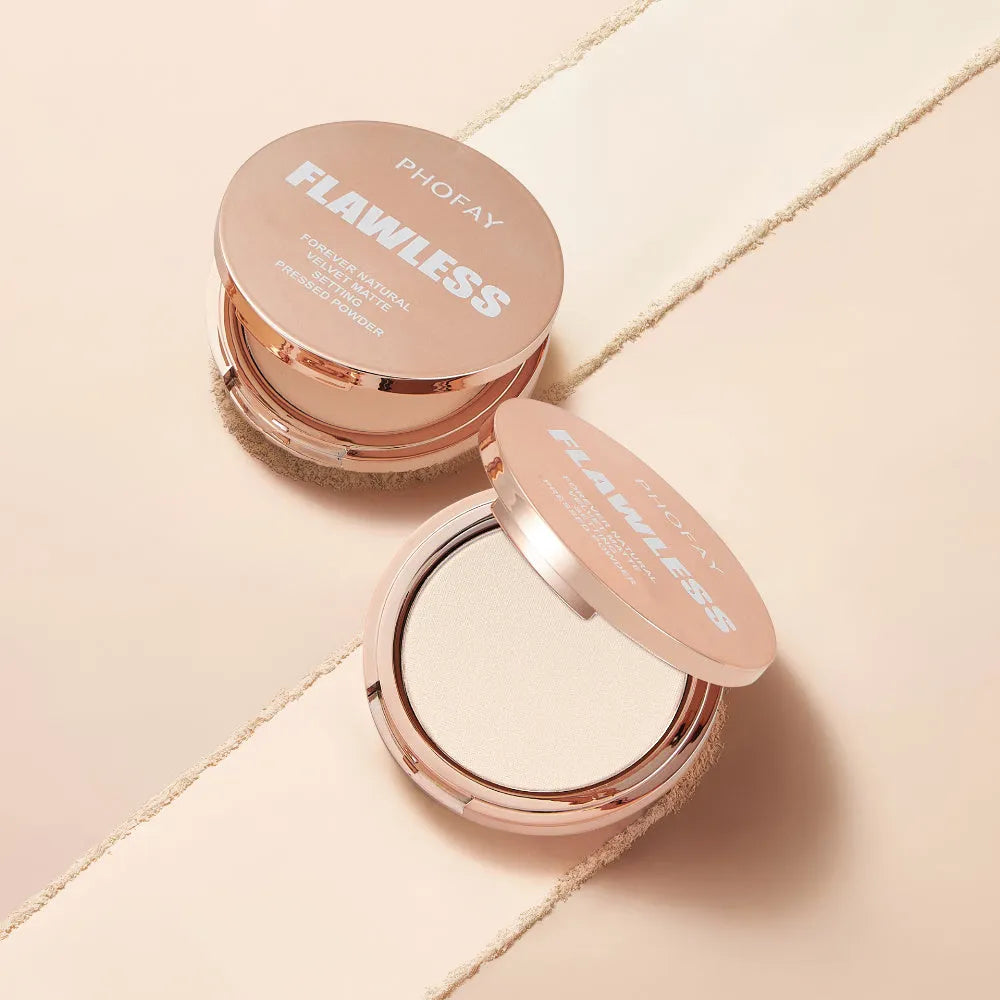 PHOFAY Matte Setting Pressed Powder compact 8g in hand with powder-puff for T-zone mattifying