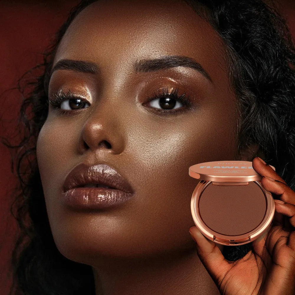 PHOFAY Matte Setting Pressed Powder compact 8g in hand with powder-puff for T-zone mattifying