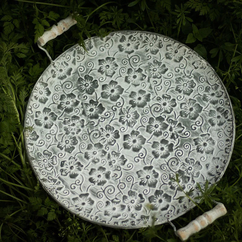 Round wrought iron storage tray in European style with metallic finish
