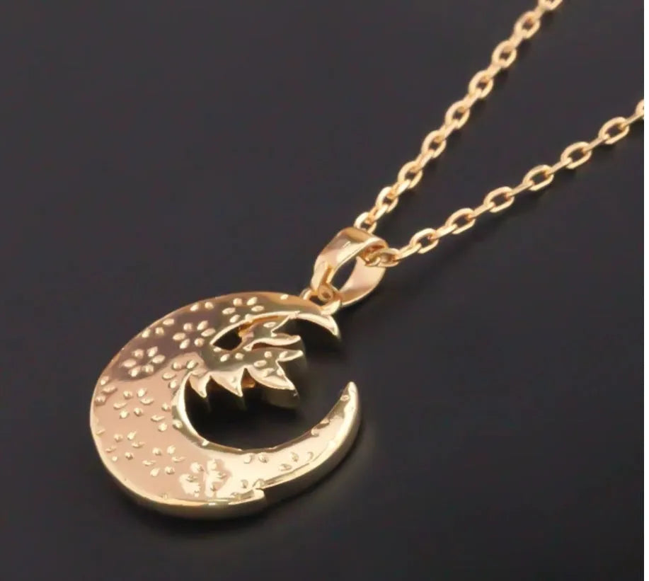 Handmade gold alloy crescent necklace with moon pattern pendant on clavicle chain