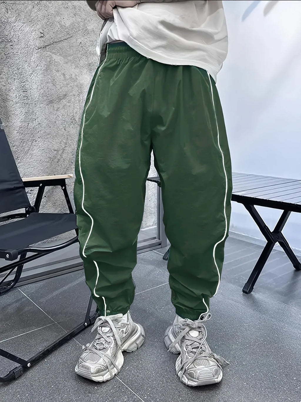 Man wearing blue bamboo fibre cropped sports trousers with a loose fit and high elasticity.