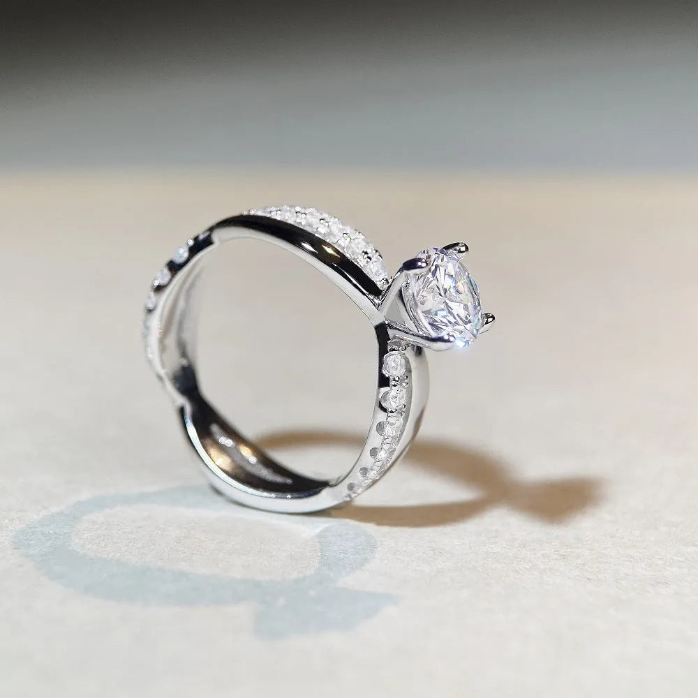 Geometric twist silver ring with 1 karat moissanite stone in four-claw winding setting