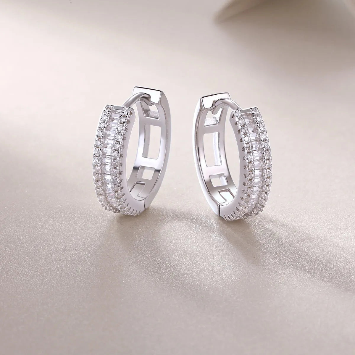 Weaving Light moissanite stud earrings in S925 silver with platinum plating, golden colour, in gift box