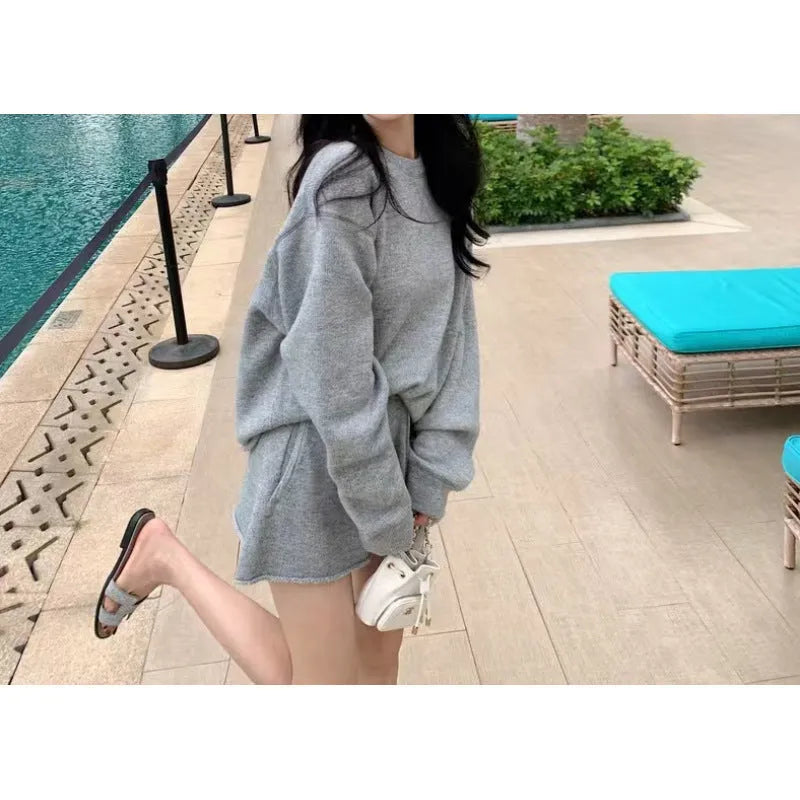 Woman's loose-fitting knitted sweater and wide-leg shorts two-piece set in oatmeal colour