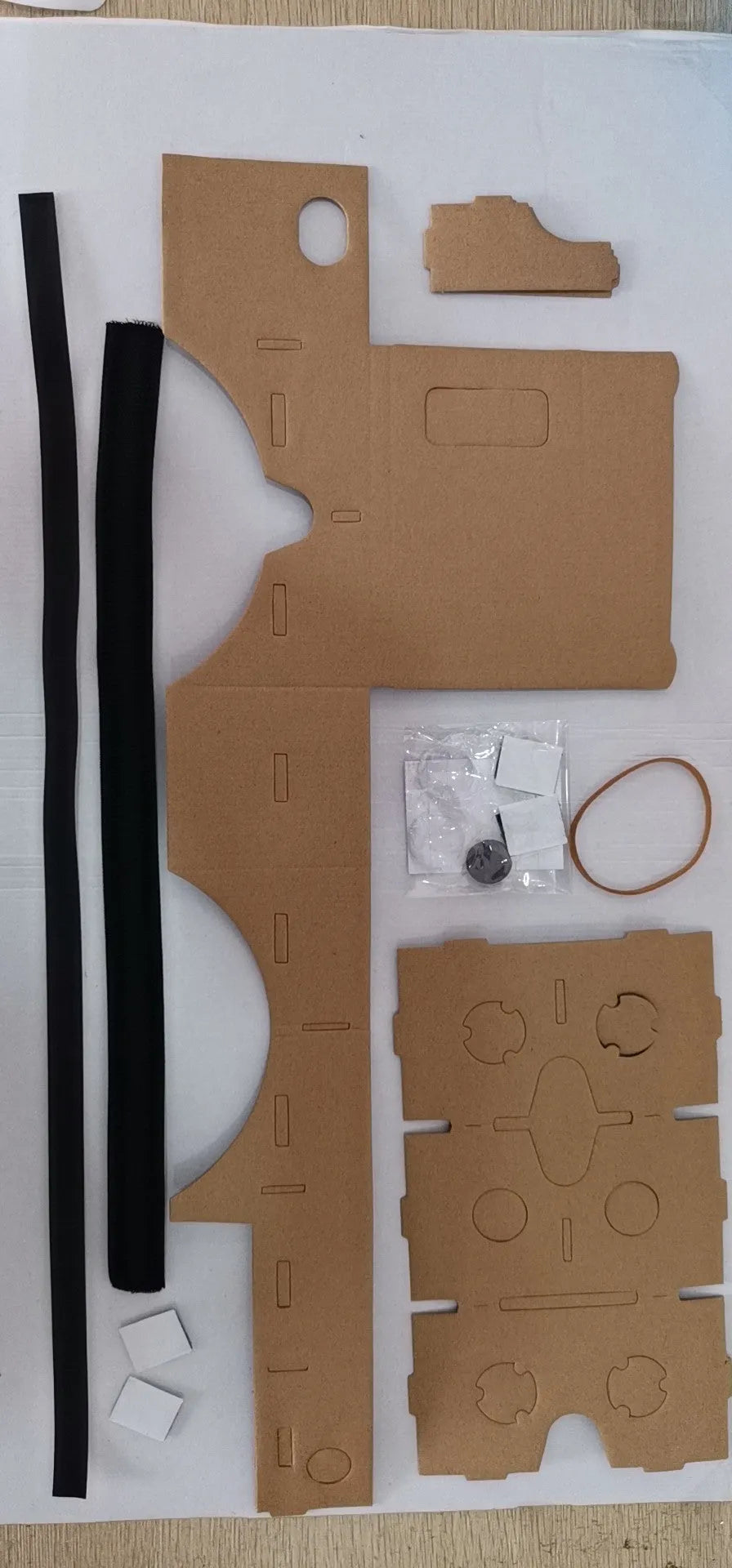 VR cardboard glasses kit with pink frame, 3D lenses, rubber band strap, and magnet for 6-inch phones.