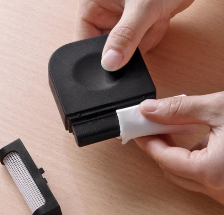Manual fuzz remover brush with removable catching net for clothes and sofas, compact plastic design