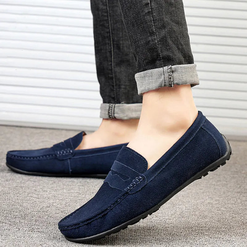 Men's solid colour suede loafers slip-on shoes with round toe and flat rubber sole.
