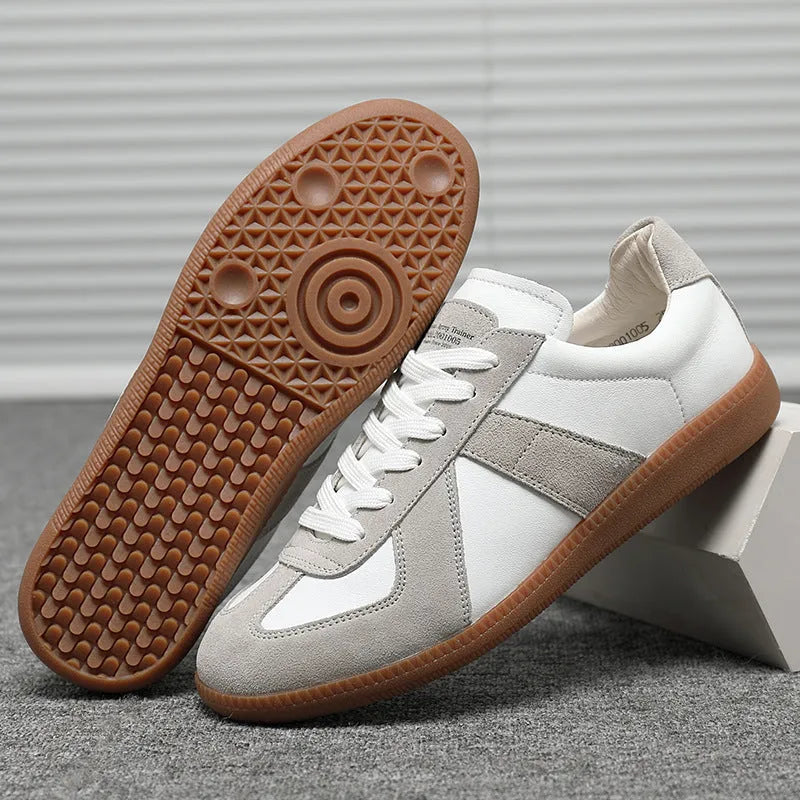 White Japanese-style retro low-top casual sneakers with round toe and flat rubber sole on a neutral background.