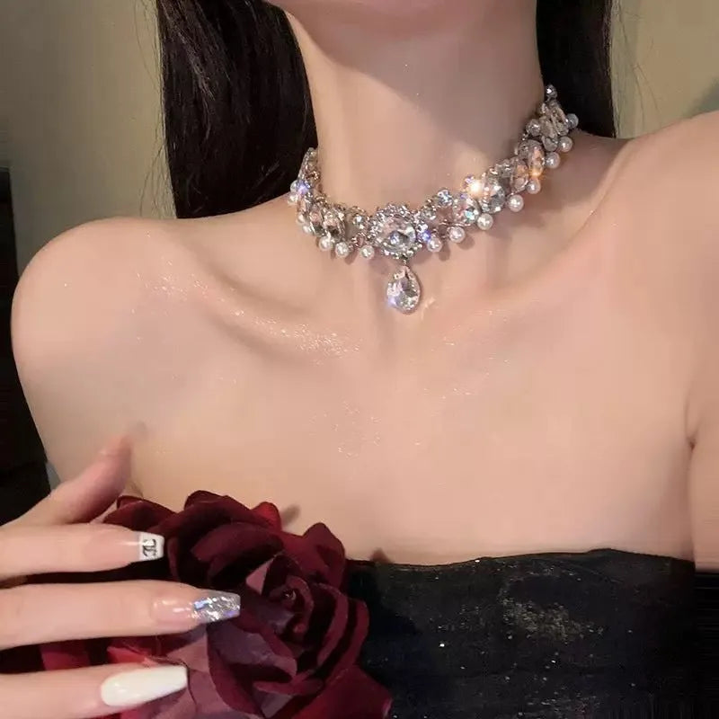European and American exaggerated rhinestone pearl necklace in silver alloy with rhinestone inlay
