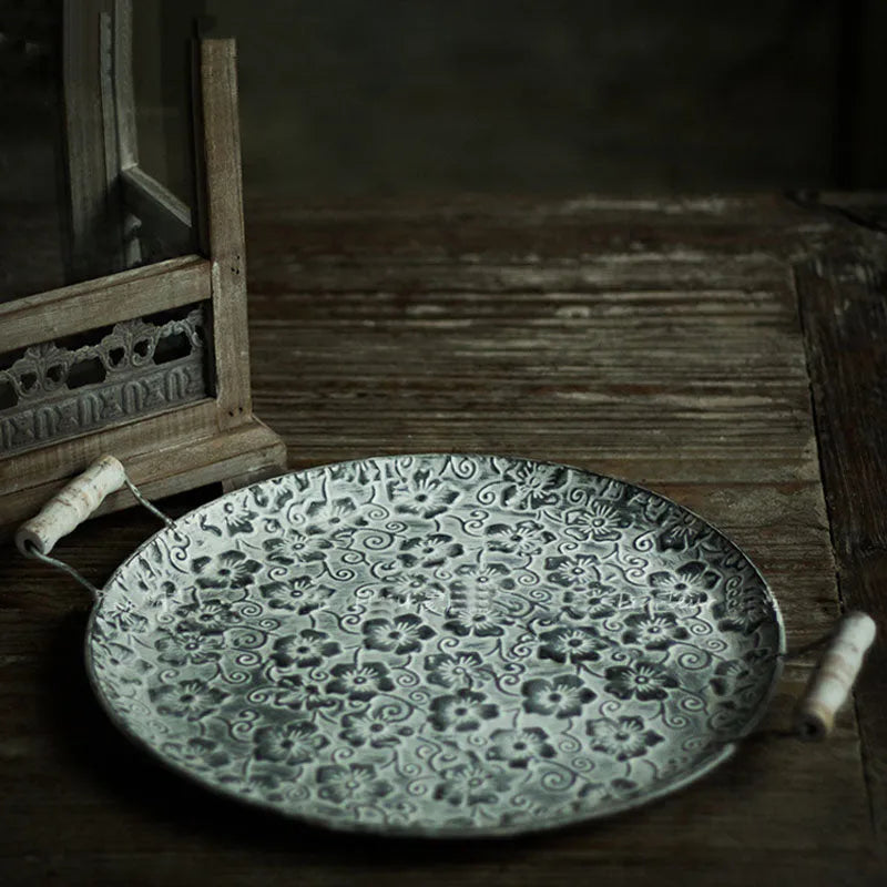 Round wrought iron storage tray in European style with metallic finish
