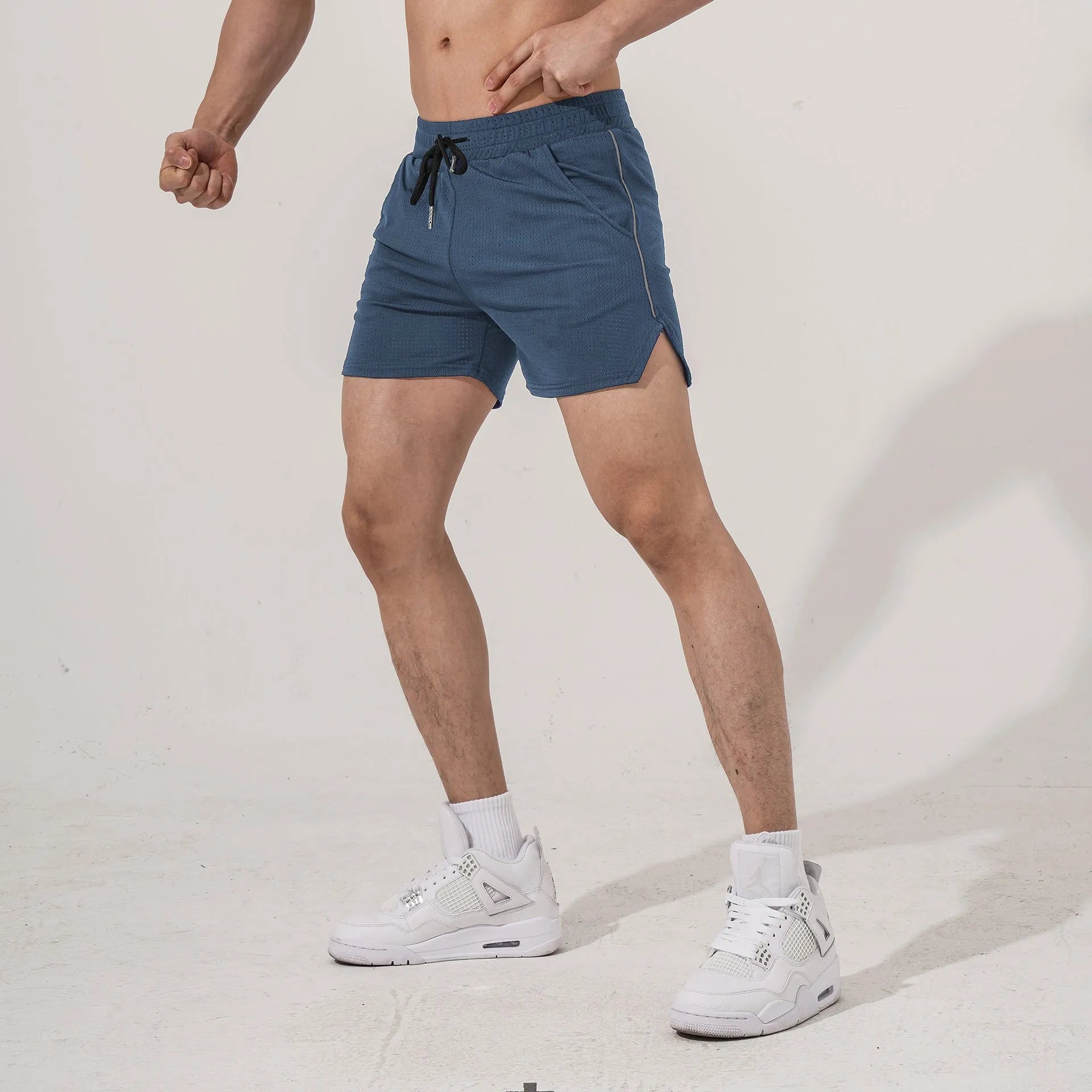 Men's straight-leg sports shorts in black, grey, navy blue, or red, shown on a size chart.