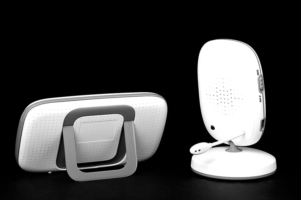 VB603 digital wireless baby monitor with camera, 3.2-inch colour parent unit, and power adapters