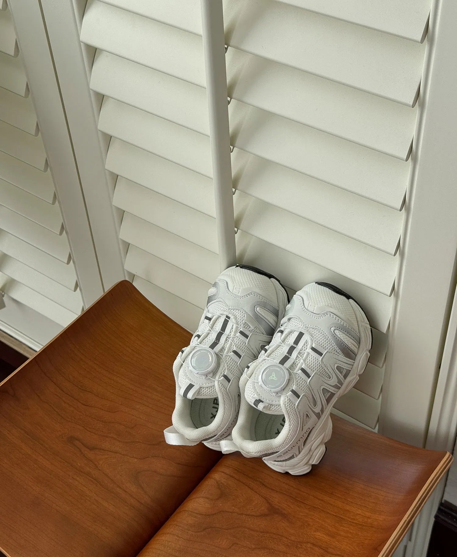 Girls' lightweight casual shoes in beige, made from PU leather and breathable mesh.