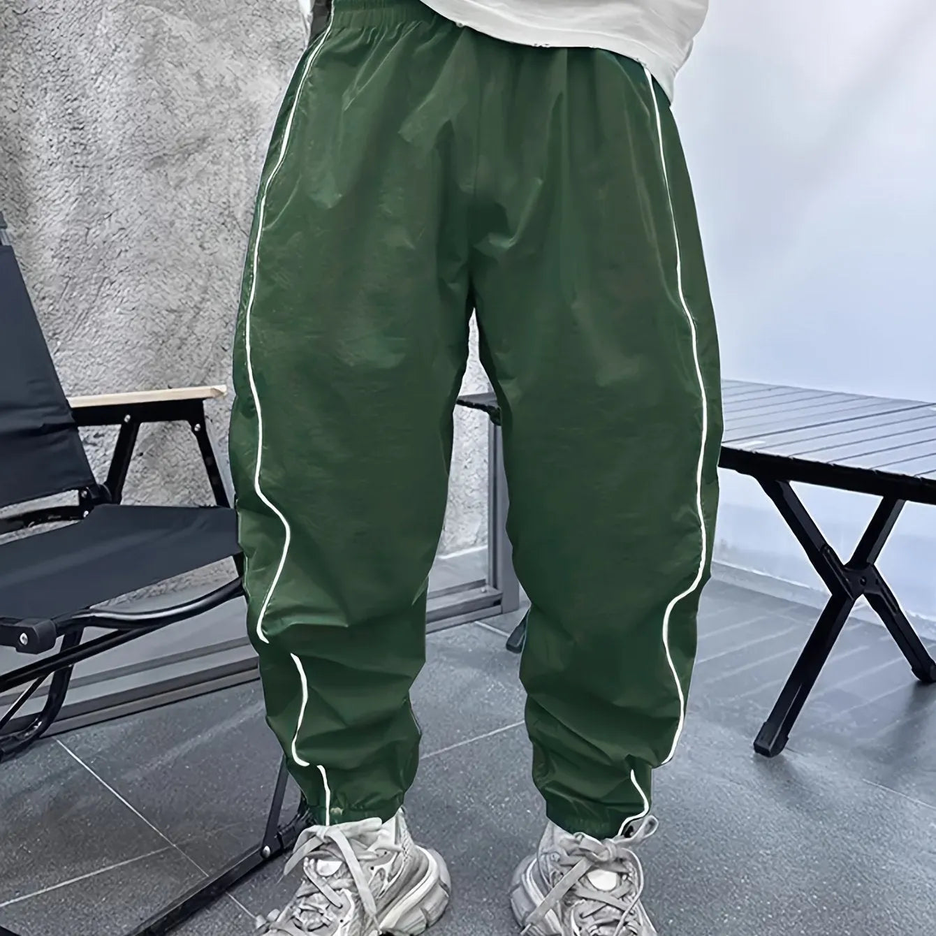 Man wearing blue bamboo fibre cropped sports trousers with a loose fit and high elasticity.
