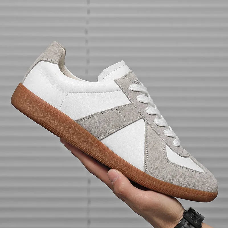 White Japanese-style retro low-top casual sneakers with round toe and flat rubber sole on a neutral background.