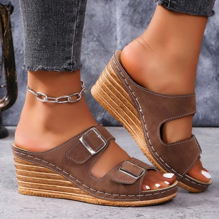 Women's creamy-white wedge sandals with a decorative outer belt buckle on the PU upper and a rubber sole.