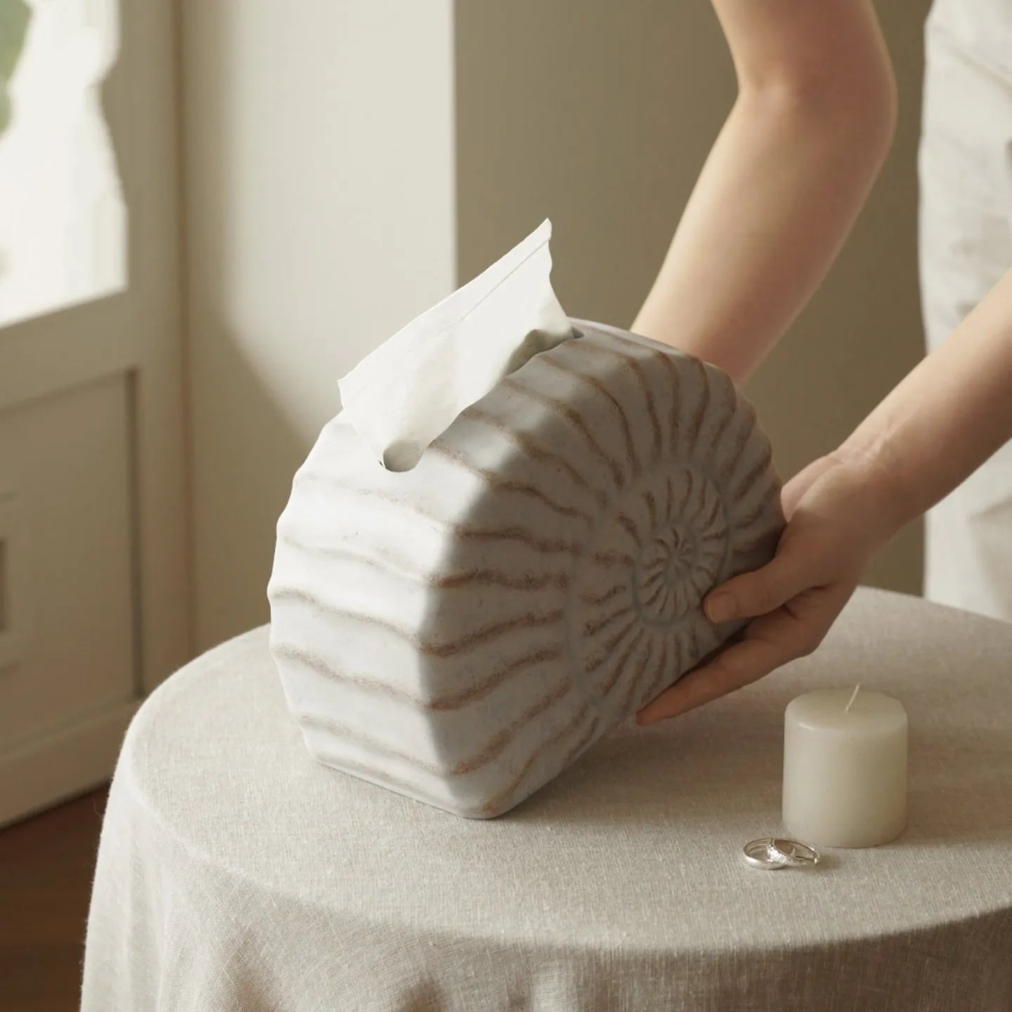 Conch ramble coloured resin decorative tissue box holder with a modern simple design.