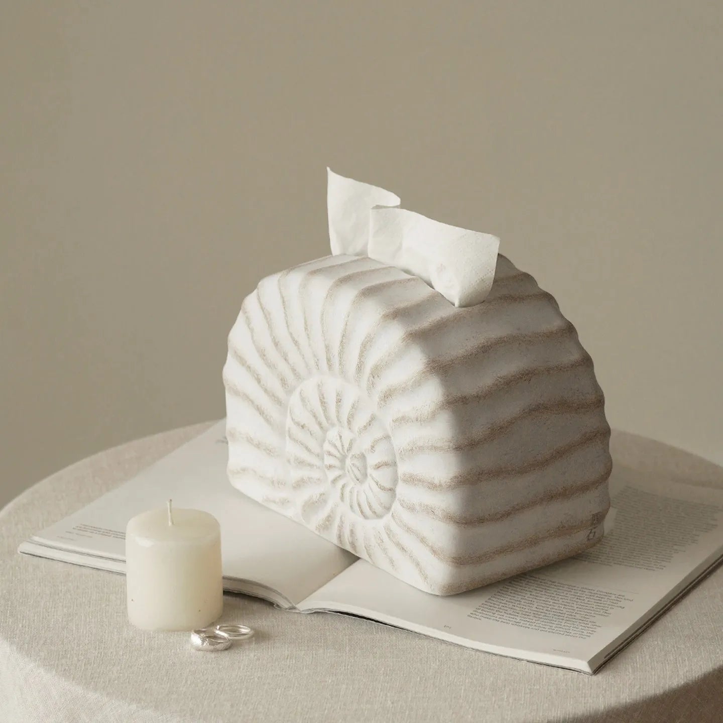 Conch ramble coloured resin decorative tissue box holder with a modern simple design.
