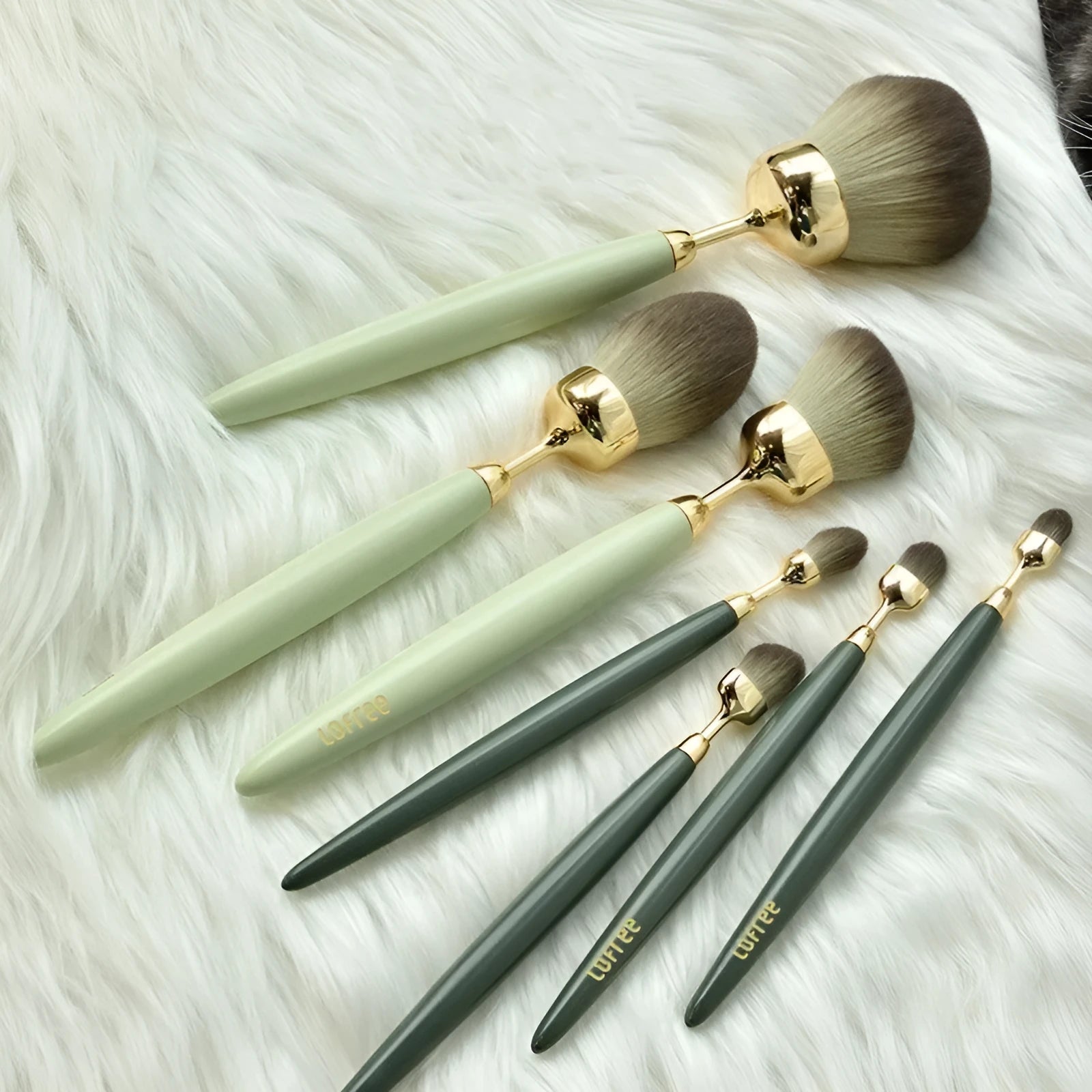 BA 7-piece makeup brush set with beech wood long handles and soft bristles in 7-pack colour
