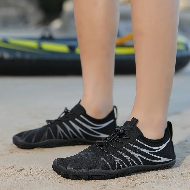 Men's and women's low-top breathable sports running shoes with a rubber sole in various colours