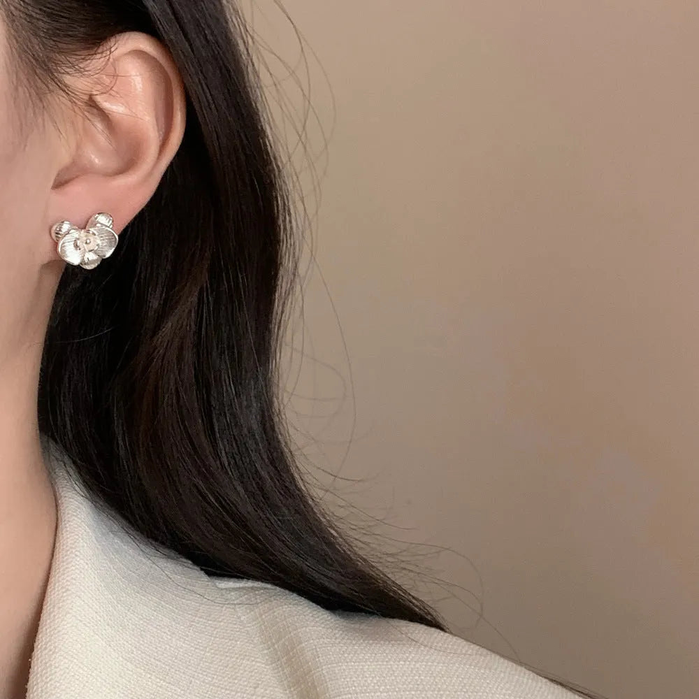 Retro flower earrings for women in gold or silver electroplated finish with petal design